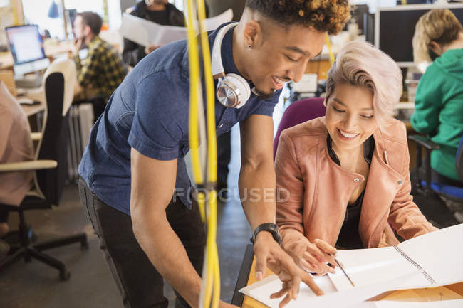 Gente creativa de negocios revisando el papeleo en la oficina - foto de stock