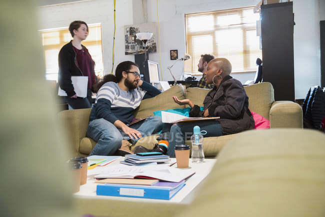 Творческие бизнесмены встречаются, разговаривают в офисе — стоковое фото