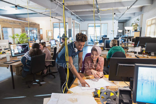 Kreative Geschäftsleute treffen sich und diskutieren Papierkram im Großraumbüro — Stockfoto