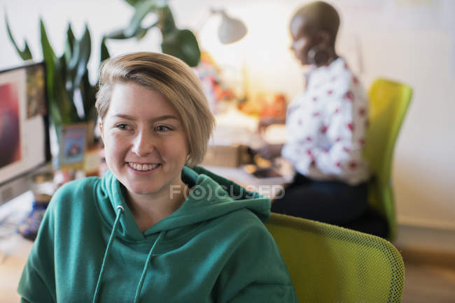 Sorrindo mulher de negócios criativa no escritório moderno — Fotografia de Stock