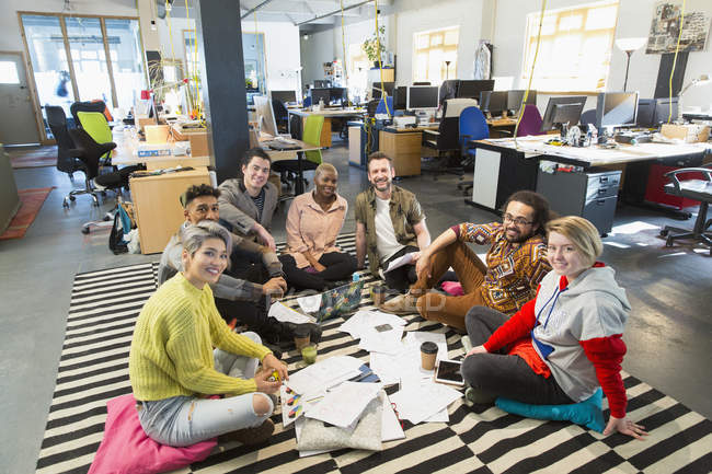 Retrato de confianza creativa reunión de equipo de negocios, lluvia de ideas en círculo en el piso de la oficina - foto de stock