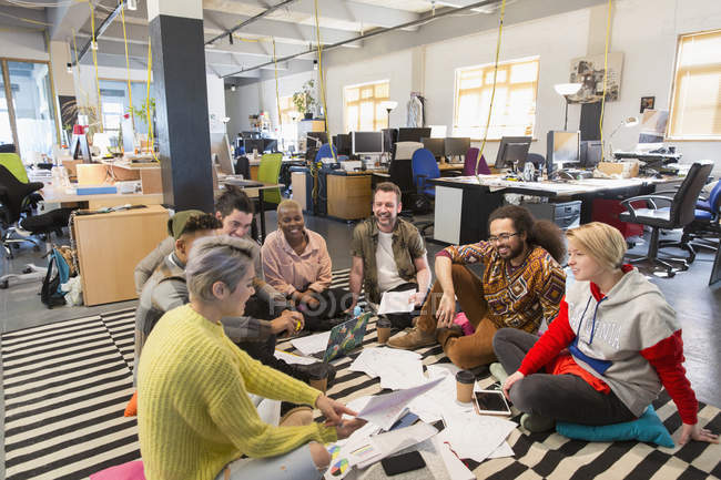 Réunion d'équipe créative, remue-méninges sur le plancher dans le bureau — Photo de stock