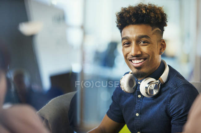 Portrait homme d'affaires créatif souriant et confiant avec écouteurs — Photo de stock