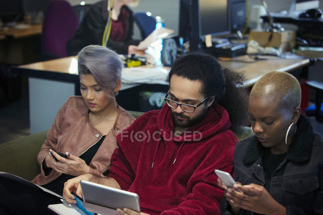 Pessoas de negócios criativas usando telefones inteligentes e tablet digital — Fotografia de Stock
