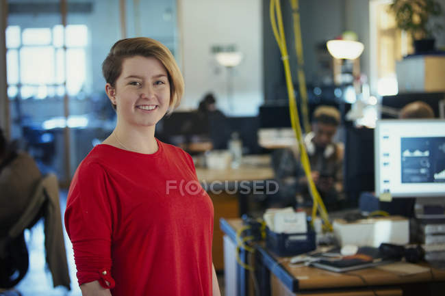 Retrato sorridente, confiante empresária criativa no escritório — Fotografia de Stock