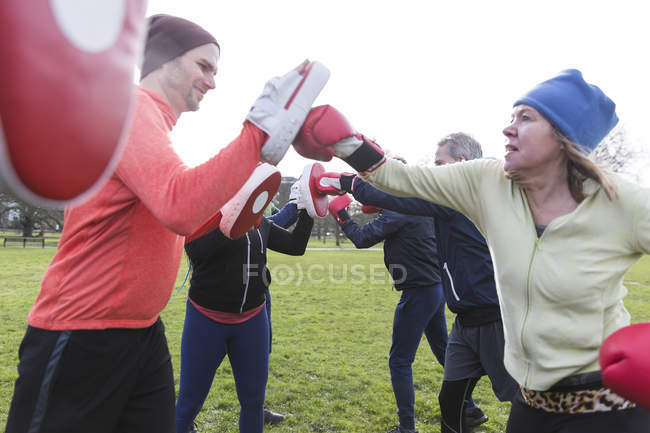 Mulher determinada boxe no parque verde — Fotografia de Stock