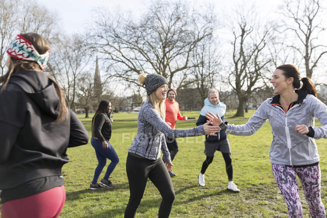 Runners jogging in a circle in green park — Stock Photo