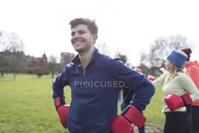 Retrato sonriente, hombre confiado boxeando en el parque - foto de stock