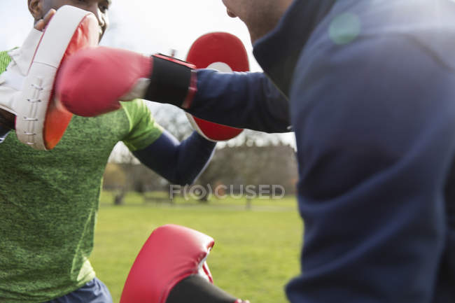 Homens de boxe no parque no parque verde, close-up — Fotografia de Stock