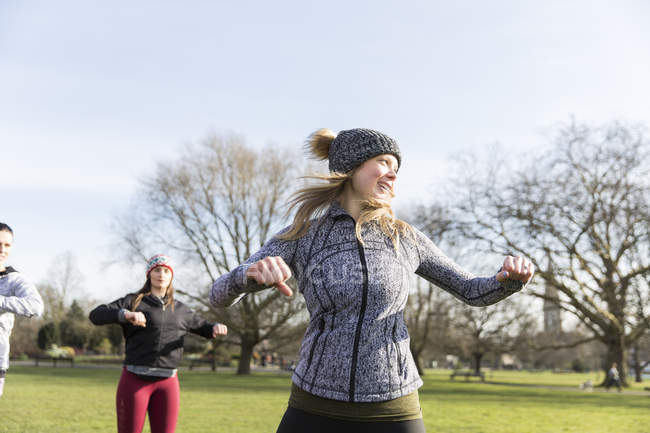 Счастливая белая женщина, тренирующаяся в солнечном парке — стоковое фото