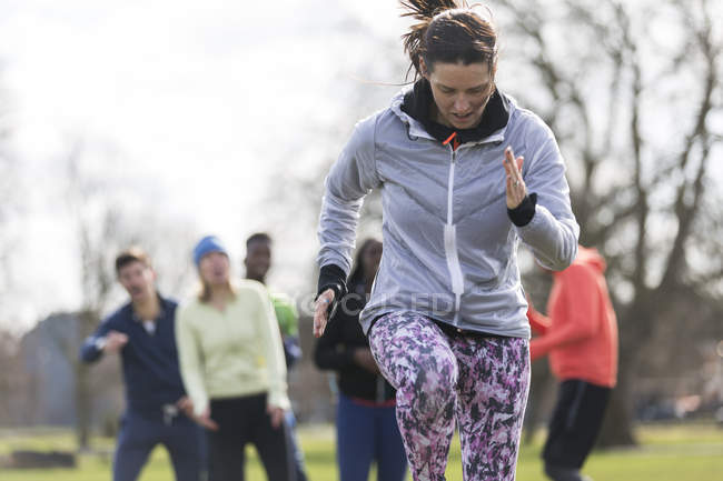Сосредоточенная, решительная женщина, занимающаяся спортом в парке — стоковое фото