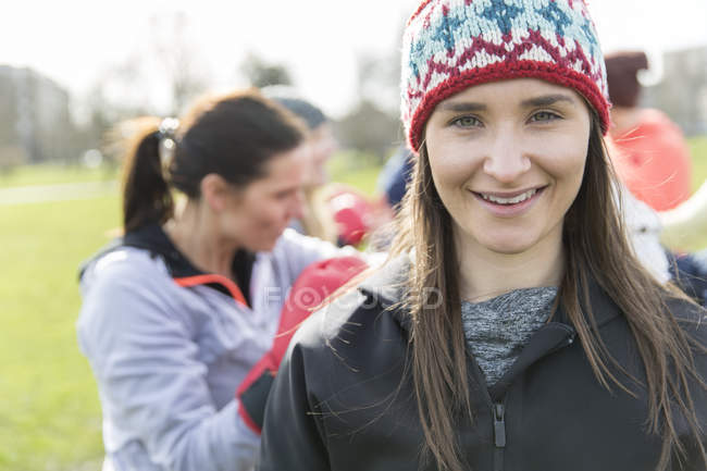Retrato sonriente, mujer confiada haciendo ejercicio en el parque - foto de stock