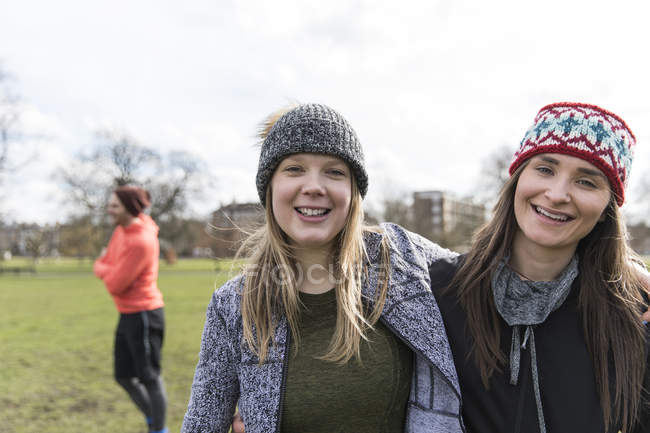 Portrait femmes souriantes et confiantes dans le parc — Photo de stock