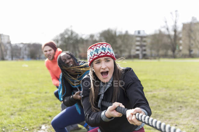 Equipe determinada puxando corda no cabo-de-guerra no parque — Fotografia de Stock