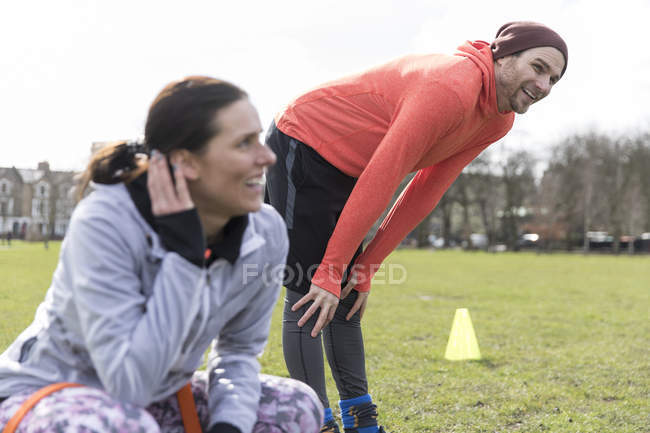 Man and woman exercising in green park — Stock Photo