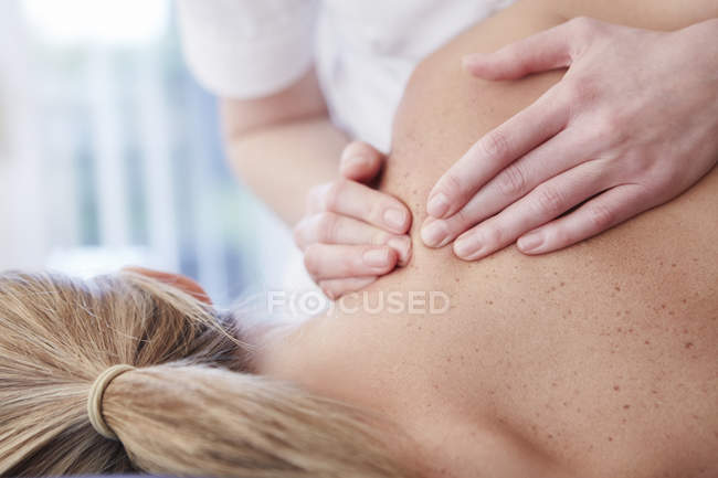 Mulher recebendo massagem no ombro — Fotografia de Stock