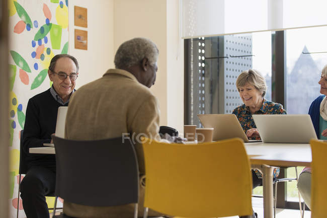 Старшие бизнесмены, работающие на совещании — стоковое фото