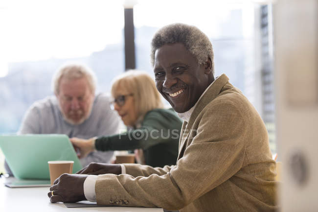 Ritratto sorridente, uomo d'affari anziano sicuro di sé — Foto stock