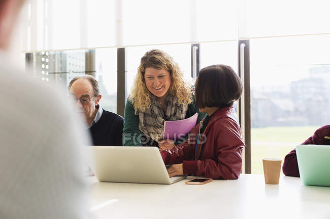 Деловые люди разговаривают в конференц-зале — стоковое фото