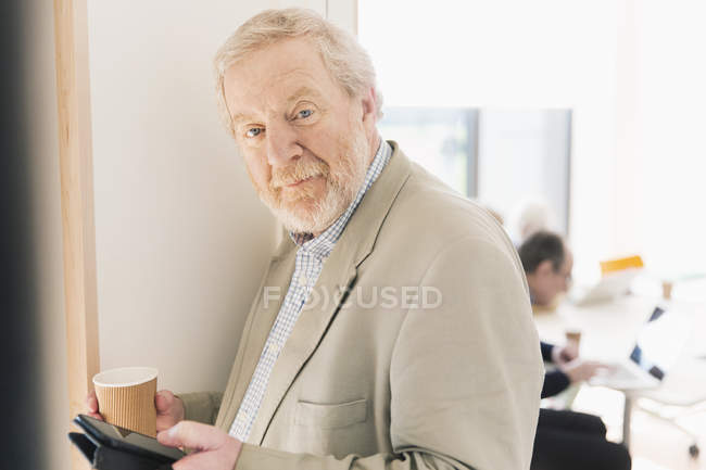 Portrait homme d'affaires senior confiant avec tablette numérique — Photo de stock