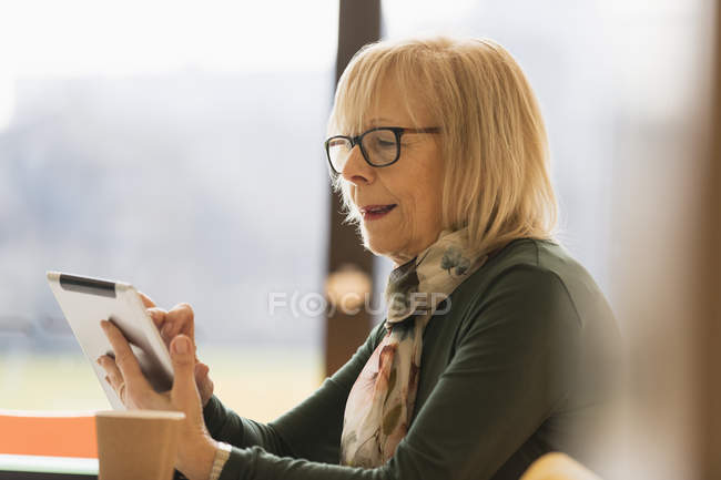 Старша бізнес-леді, використовуючи цифровий планшет в офісі — стокове фото
