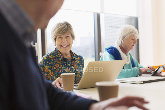 Seniorin benutzt Laptop bei Besprechung im Konferenzraum — Stockfoto