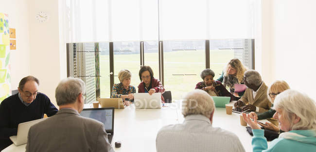 Empresários seniores em reunião na sala de conferências — Fotografia de Stock