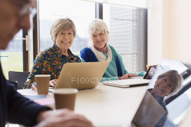 Retrato sonriente, mujeres de negocios de confianza en la reunión de la sala de conferencias - foto de stock