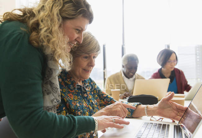Geschäftsfrauen nutzen Laptop im Konferenzraum — Stockfoto