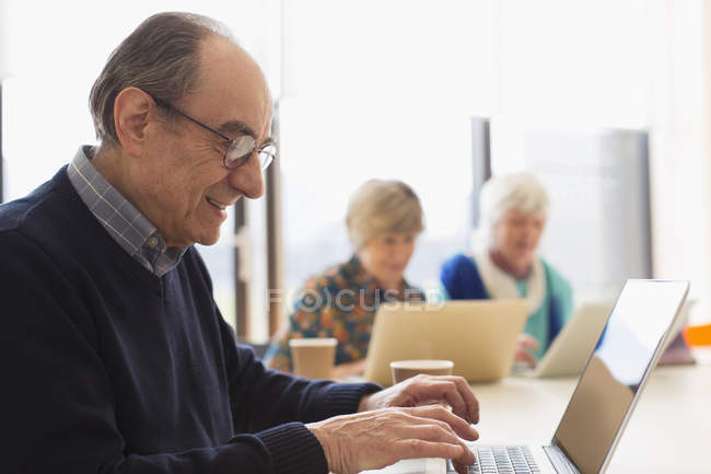 Uomo d'affari che utilizza il computer portatile nella riunione della sala conferenze — Foto stock