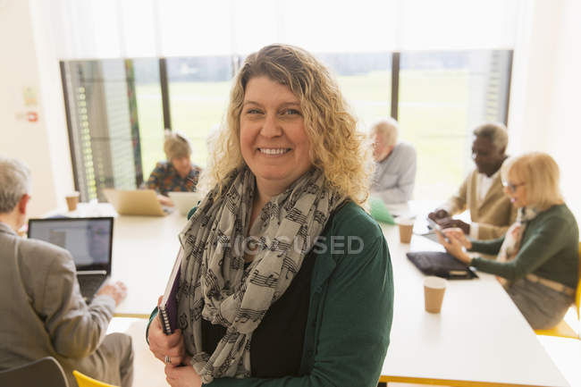Портрет усміхнений, впевнена бізнес-леді, провідна конференц-зала зустрічі — стокове фото