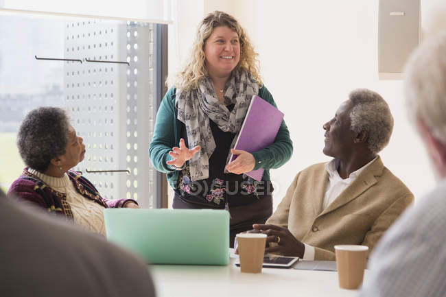 Femme d'affaires souriante menant réunion de salle de conférence — Photo de stock