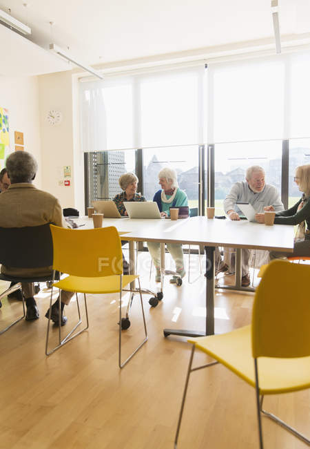 Empresários seniores em reunião na sala de conferências — Fotografia de Stock
