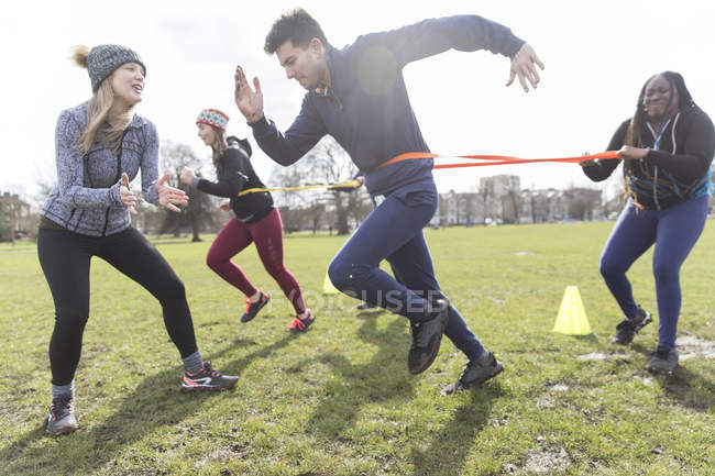 Menschen, die im sonnigen Park Sport treiben, Teambuilding betreiben — Stockfoto