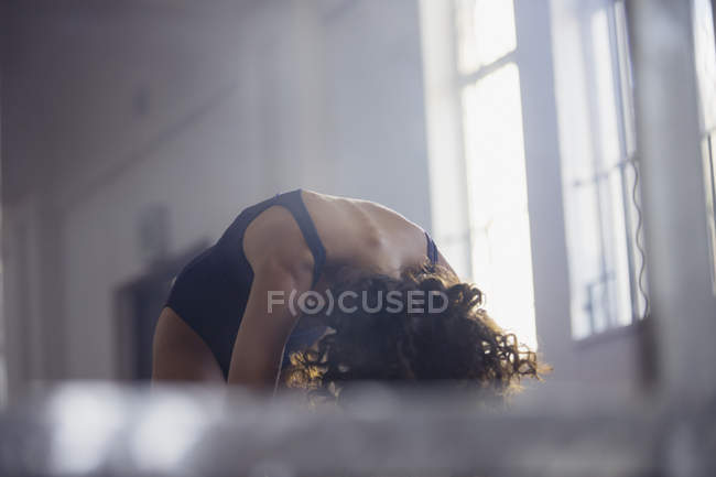 Reflexão da jovem dançarina praticando no espelho do estúdio de dança — Fotografia de Stock