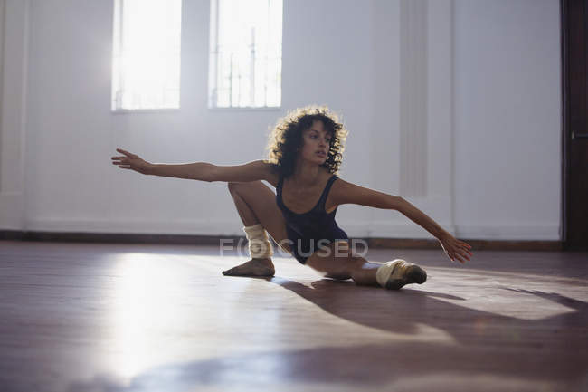 Anmutige junge Tänzerin übt im Tanzstudio — Stockfoto