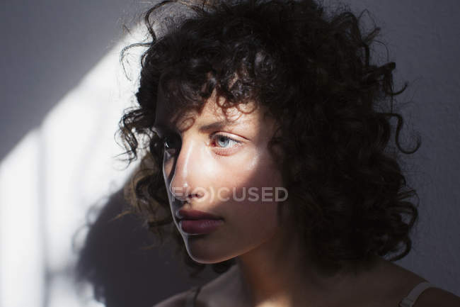 Porträt schöne, ernsthafte junge Frau im Sonnenlicht — Stockfoto