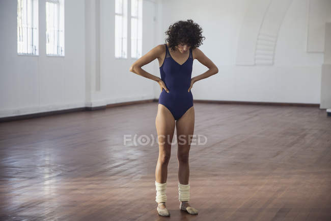 Jeune danseuse dévouée pratiquant en studio de danse — Photo de stock