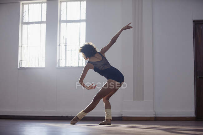 Elegante joven bailarina practicando en el estudio de danza - foto de stock