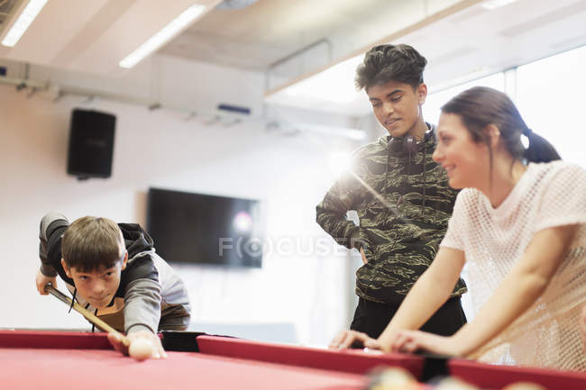 Подростки играют в бассейне в помещении — стоковое фото