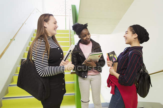 Chicas de secundaria hablando en el rellano - foto de stock