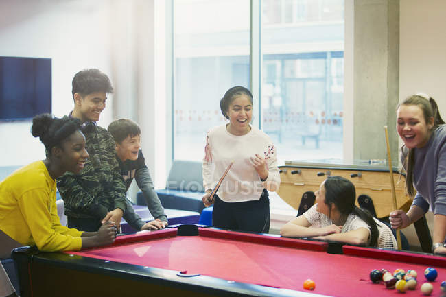Teenagers playing pool in community center — Stock Photo