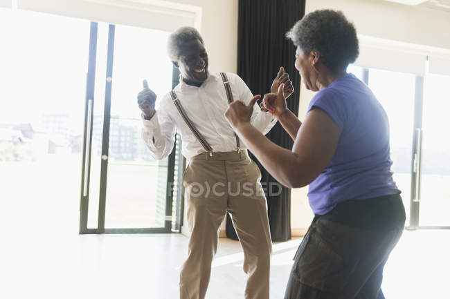 Играющие, активные танцы для пожилых пар — стоковое фото