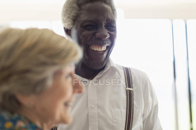 Сміється старший чоловік в приміщенні — стокове фото