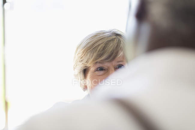 Senior mulher ouvindo o homem — Fotografia de Stock