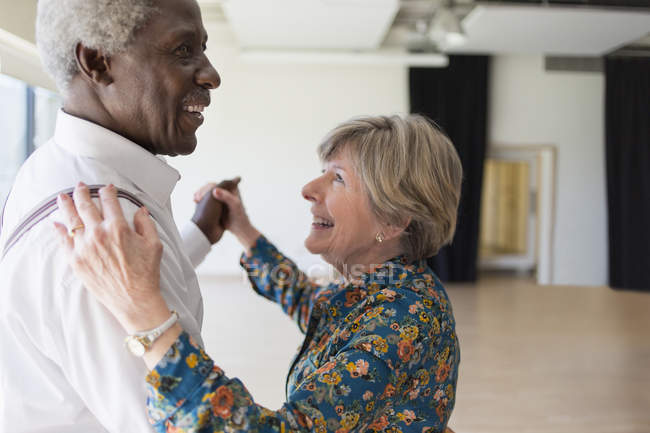 Felice attiva coppia di anziani che balla in studio di danza — Foto stock