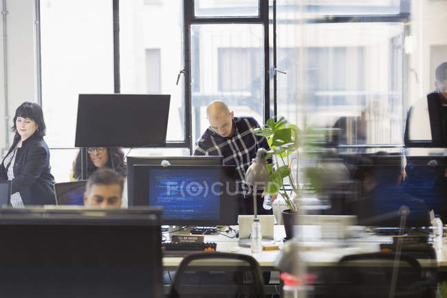 Empresários que trabalham no escritório em plano aberto — Fotografia de Stock