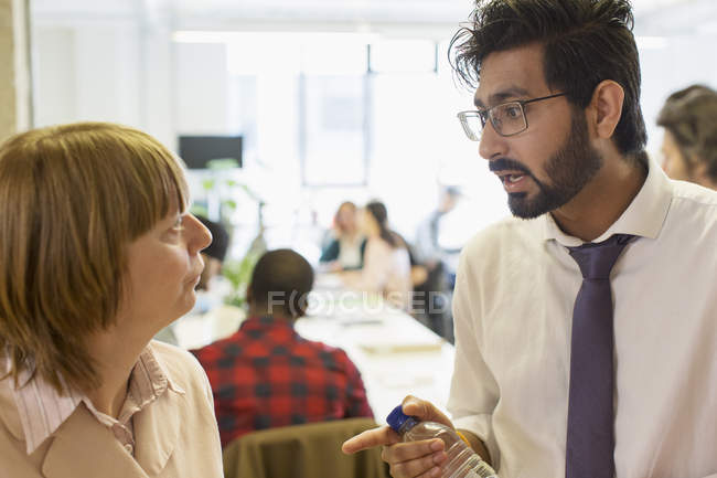 Серйозні ділові люди розмовляють в офісі — стокове фото