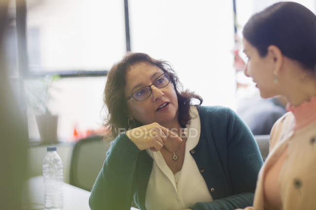 Mulheres de negócios falando no escritório — Fotografia de Stock