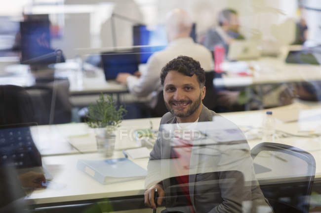 Портрет улыбается, уверенный бизнесмен работает в офисе — стоковое фото